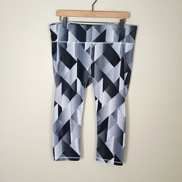 Gap Fit Active Wear Printed Capri Leggings - Picture 1 of 6